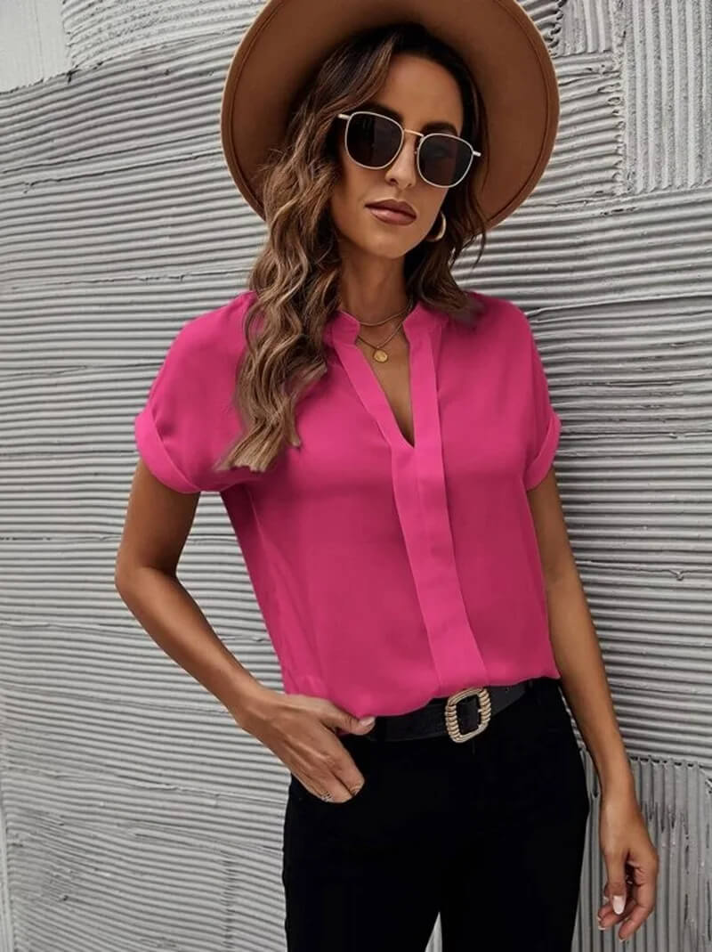 Kaelyn - Casual blouse with V-collar and short sleeves